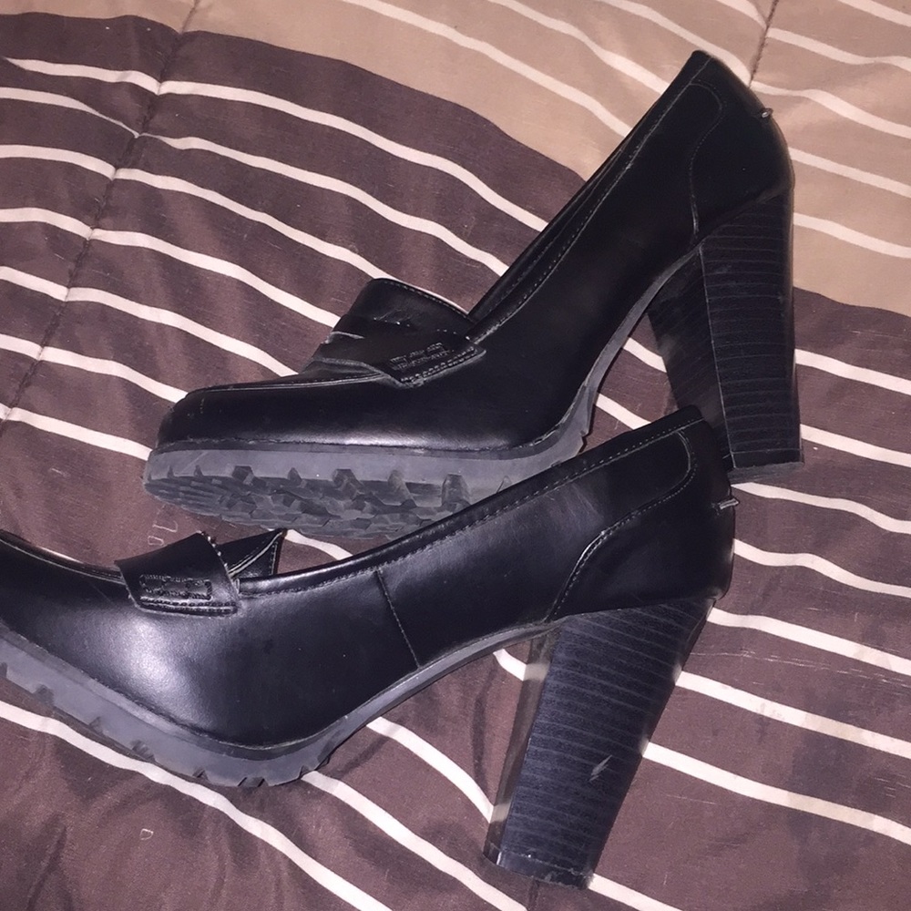 Heeled shoes